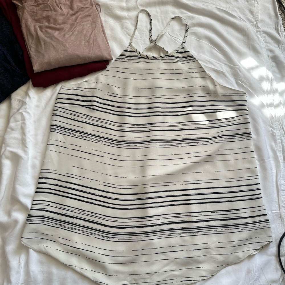 🔔🎉BUNDLE 5 Blouses (Small, Medium and XL) - Picture 5 of 6